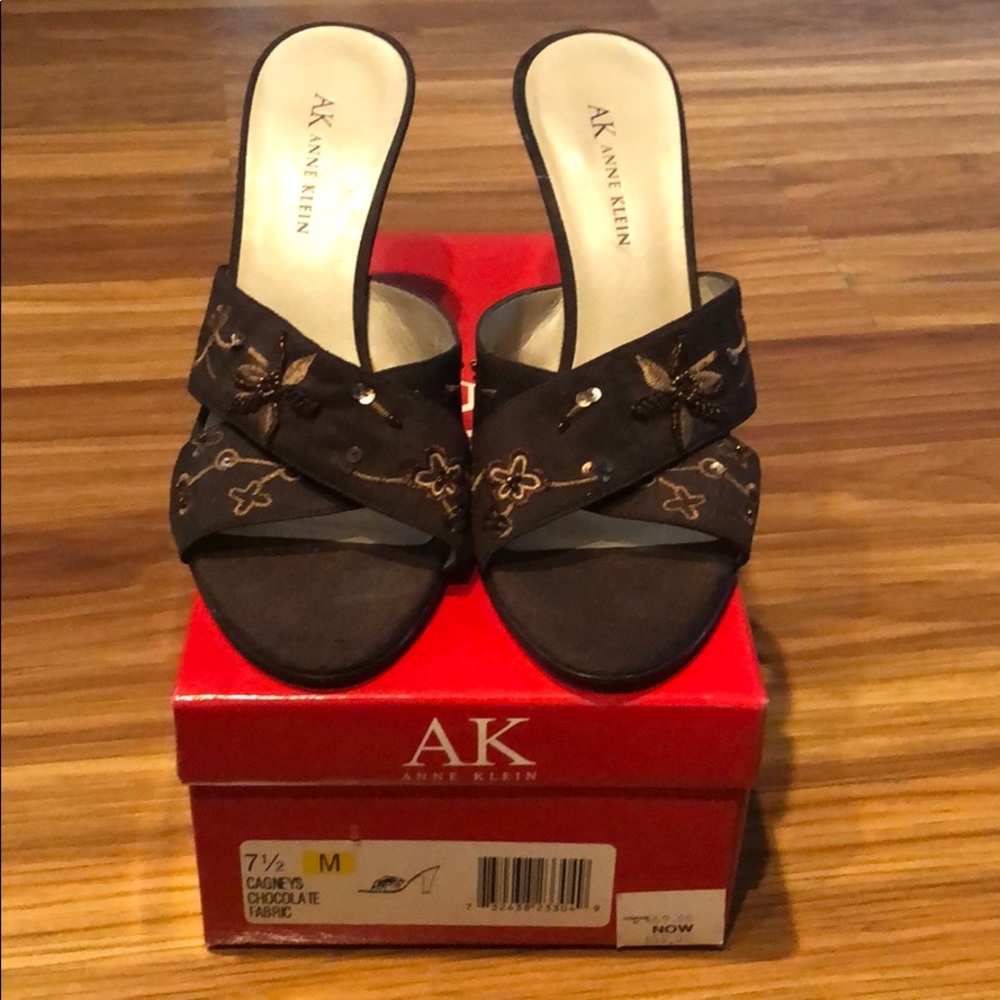 AK Anne Klein Size 7.5M